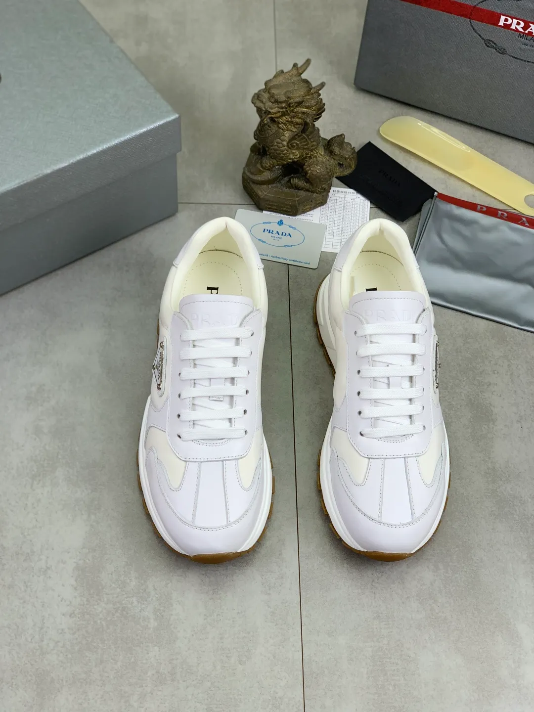 Men's men's shoes 💰P560 💰 [New style] popular models on the official website, 🆘 Trendy brand (Prada) mainly promotes popular models, avant-garde and versatile fashionable men's shoes private version mold opening, cowhide surface splicing 1:1.. Fashionable and simple, original imported cowhide lining cowhide feet; the atmosphere and personality are more fashionable, eye-catching and pursuing class. It will subvert the old idea and be a must-have for fashion trendsetters with you! Must keep it! Tall and comfortable, large and low, high-end quality workmanship. Size: 38-44 3️⃣colors available.